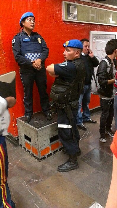 Полиция в метро. Учитывая, что большинство мексика