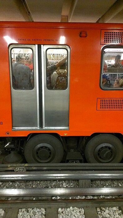 Фрагмент поезда метро. Ничего на этой фотографии н