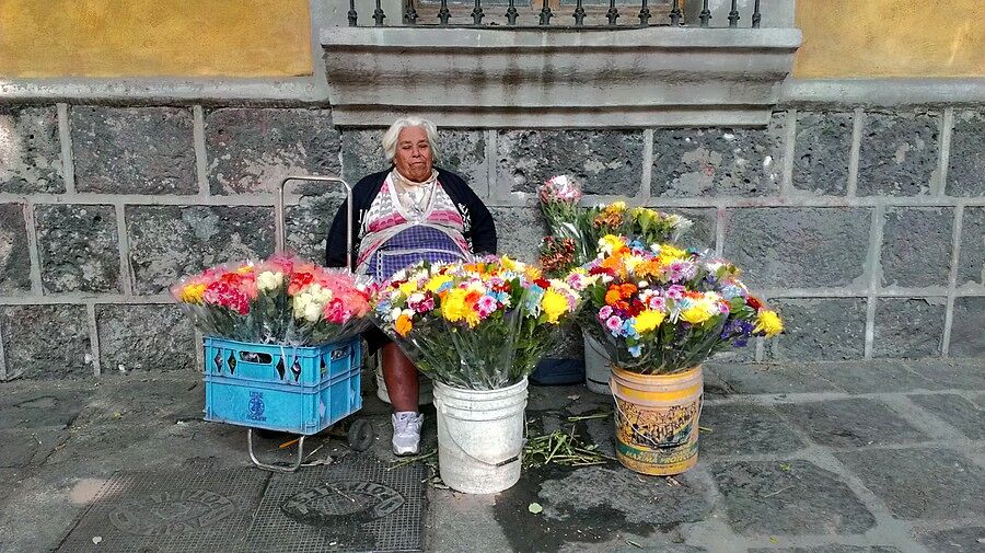 Бабуля, отоваривающая цветами влюбленных мачо.