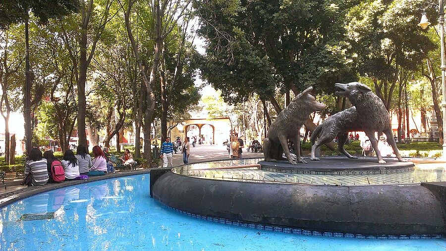 В середине сада расположен фонтан со скульптурами 