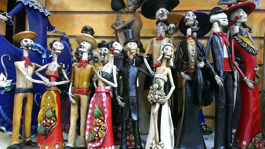 Мексиканские куклы. Сувениры, судя по всему.