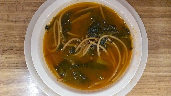 Sopa florentina: суп со спагетти и какими-то листь