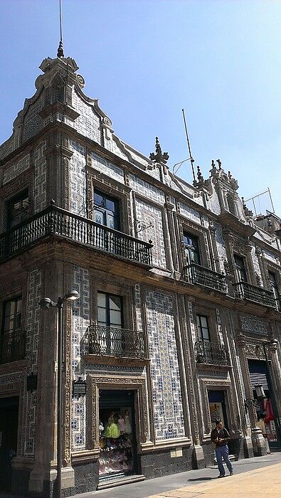 Дом плитки Casa de los Azulejos выглядит очень сим