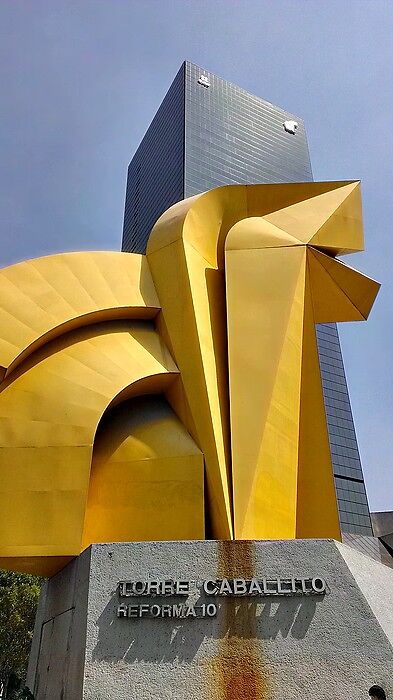 Знаменитая скульптура коня (El Caballito) на просп