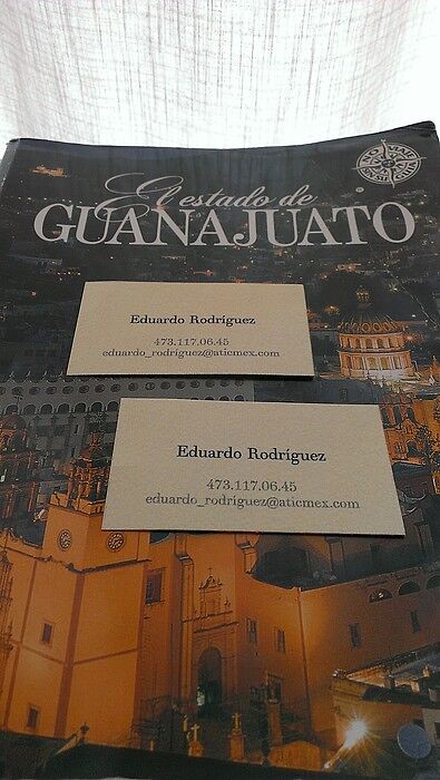 Эдуардо оставил нам две своих визитки. Одну на анг