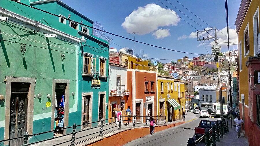 Гуанахуато городок яркий и разноцветный, так же ка