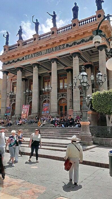 Театр Хуареса (Teatro Juarez) служит местом притяж