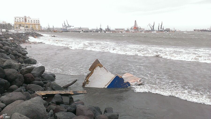 Вдоль берега разбросаны обломки лодок. Похоже, кто