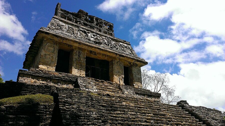 Знаменитый Храм Солнца (Templo del Sol), увенчанны