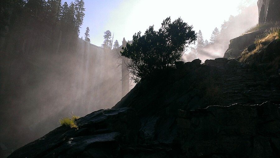 Первая тропа - Mist Trail. Мы здесь уже были пару 
