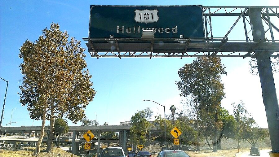 Чем знаменит Лос-Анджелес? Правильно, Голливудом. 