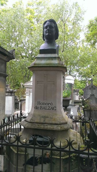 Вот, например, могила Оноре де Бальзака. Лично, ко