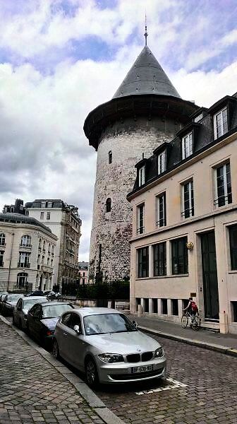 Башня Жанны Д'Арк. Здесь-то ее и судили когда-то. 