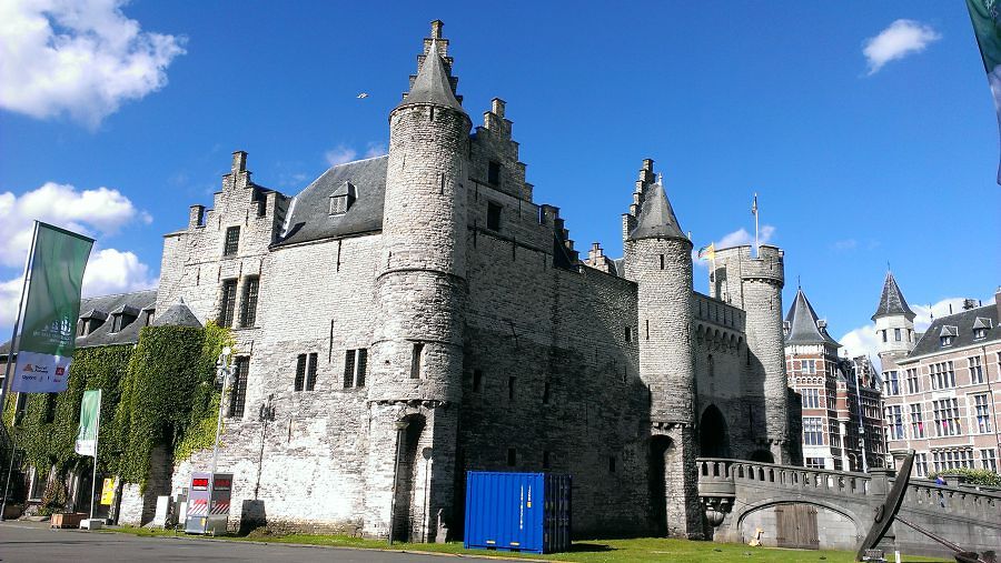 Небольшой замок и большой синий контейнер. Внутрь 