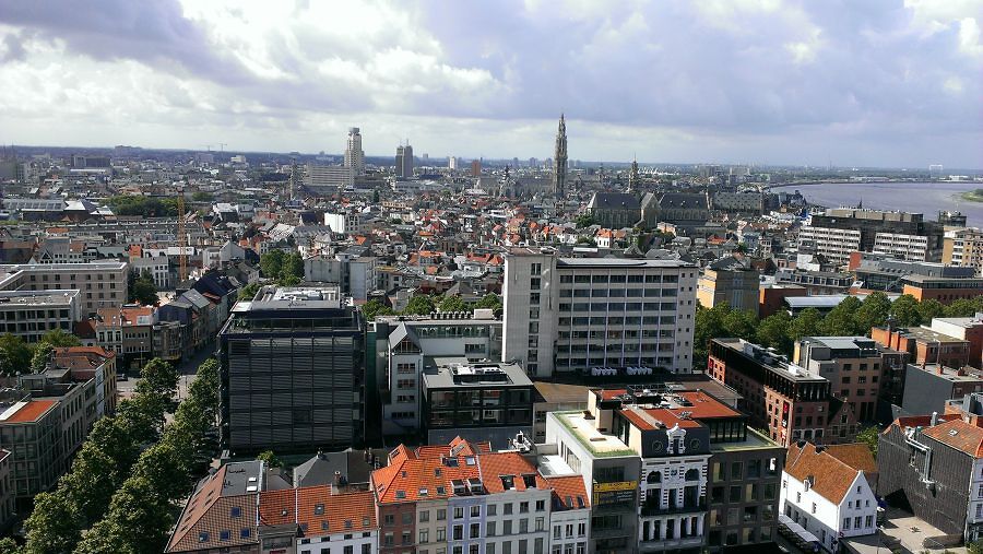 Начали с крыши, откуда хорошо виден Антверпен. Соб