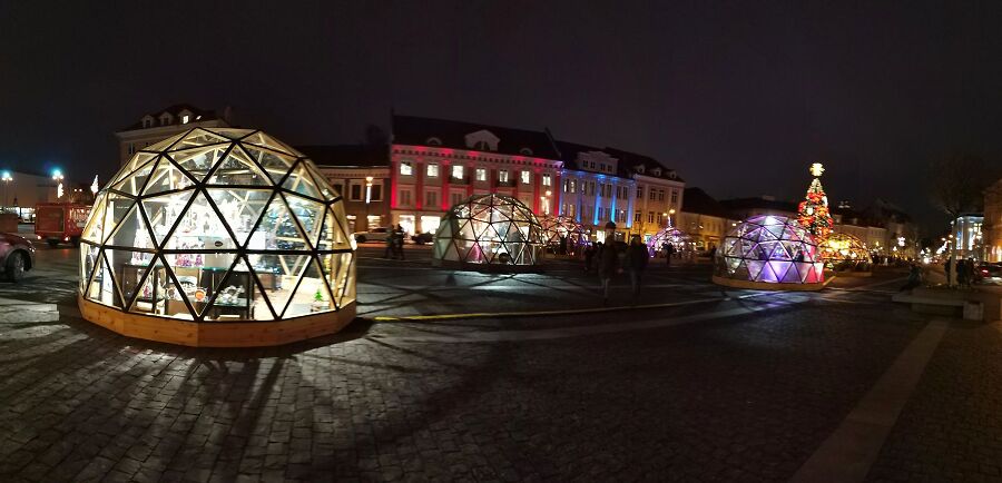 На площади у ратуши пузырятся прозрачные «палаточк