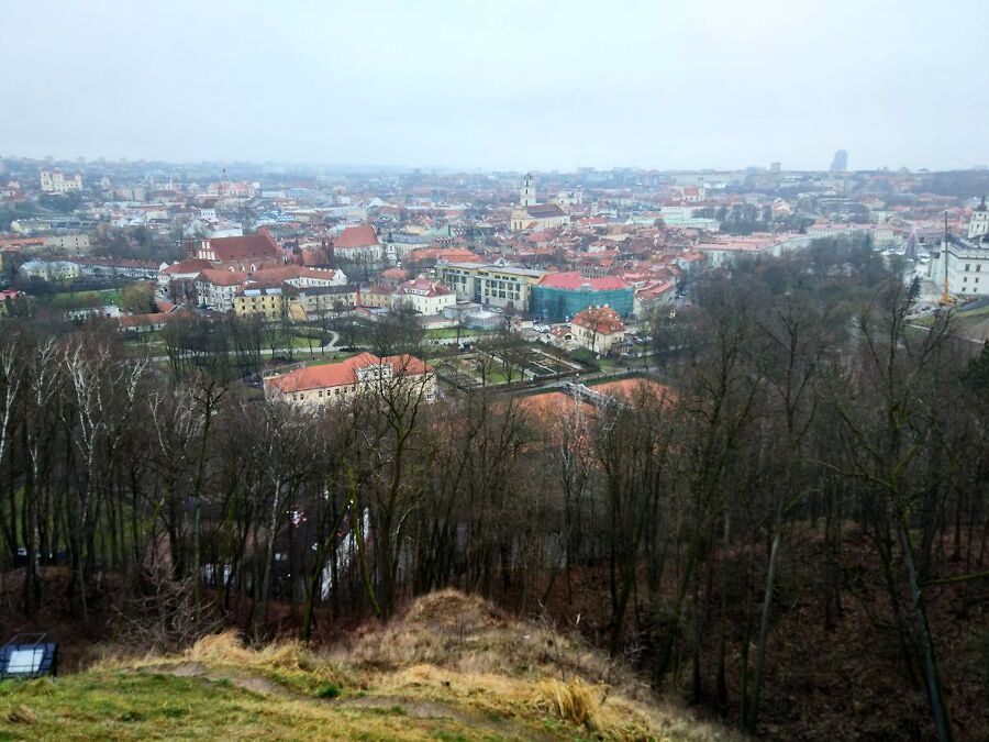 Вид на город с другого холма, от памятника «Три кр