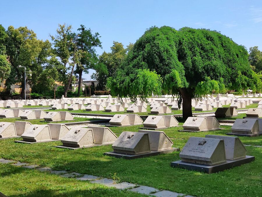 У входа на кладбище много могил советским бойцам, 