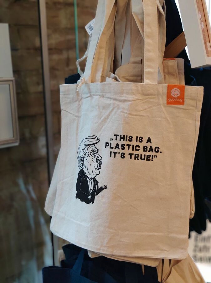 Надпись на тряпочной сумке (говорит Трамп): «Это п