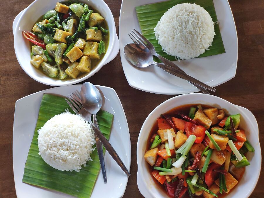 Стандартные тайские блюда - много тушено-жареных о