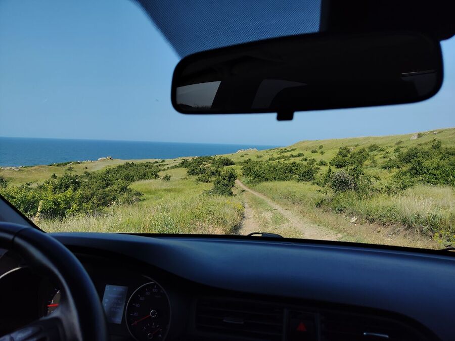 Дорога к пляжам севернее Керчи, это Азовское море.