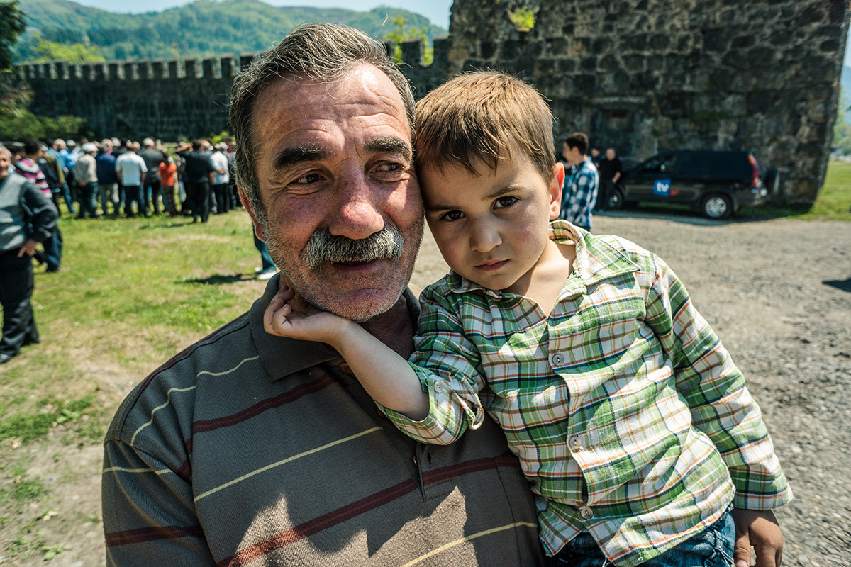 Дедушка с внуком в Гонио