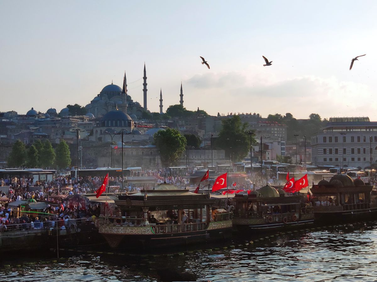 Праздники в стамбуле. Стамбул днем. Праздники в Стамбуле в октябре день Республики. Истанбул днем. 8 Mart v Istanbule.