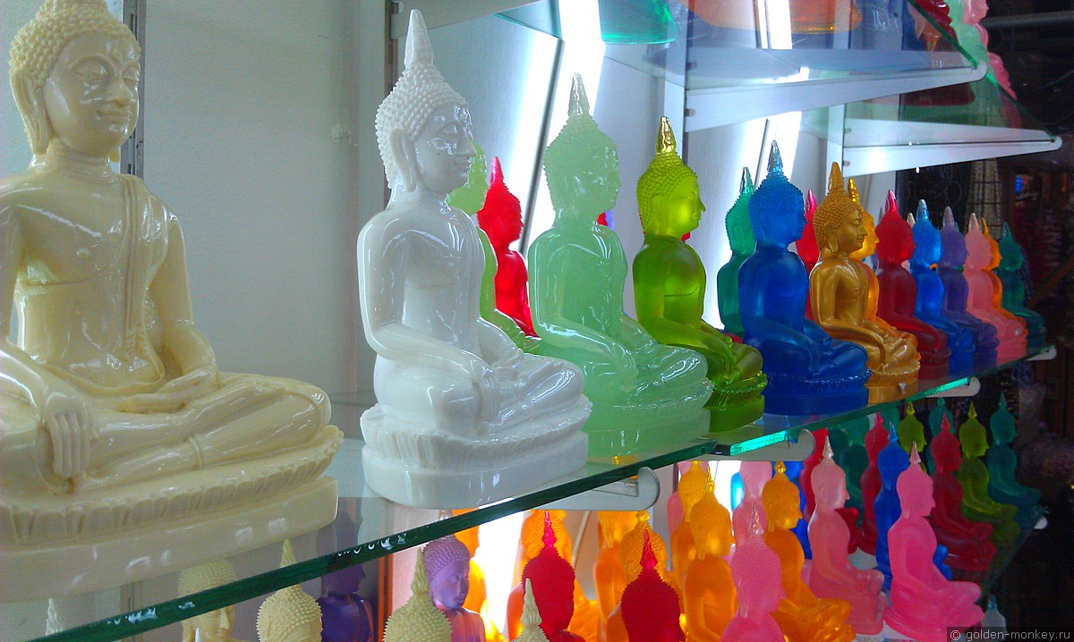 Если вы в Таиланде и не знаете, какой подарок выбрать, берите не задумываясь Будду. Они здесь представлены в самых разных цветах, фактурах и размерах. Главное, не переборщите с последним. Если не ошибаюсь, фигурки выше 30 см вывозить из страны нельзя, это считается оскорблением.