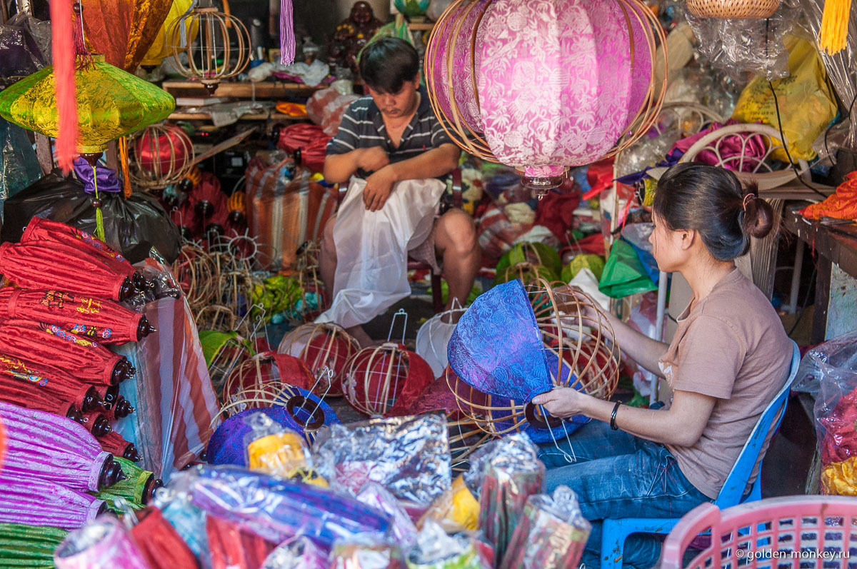 Например, симпатичным подарком может стать вот такой фонарик ручной работы. Такими вьетнамцы любят украшать улицы и жилища на праздники, в том числе, и Новый год.