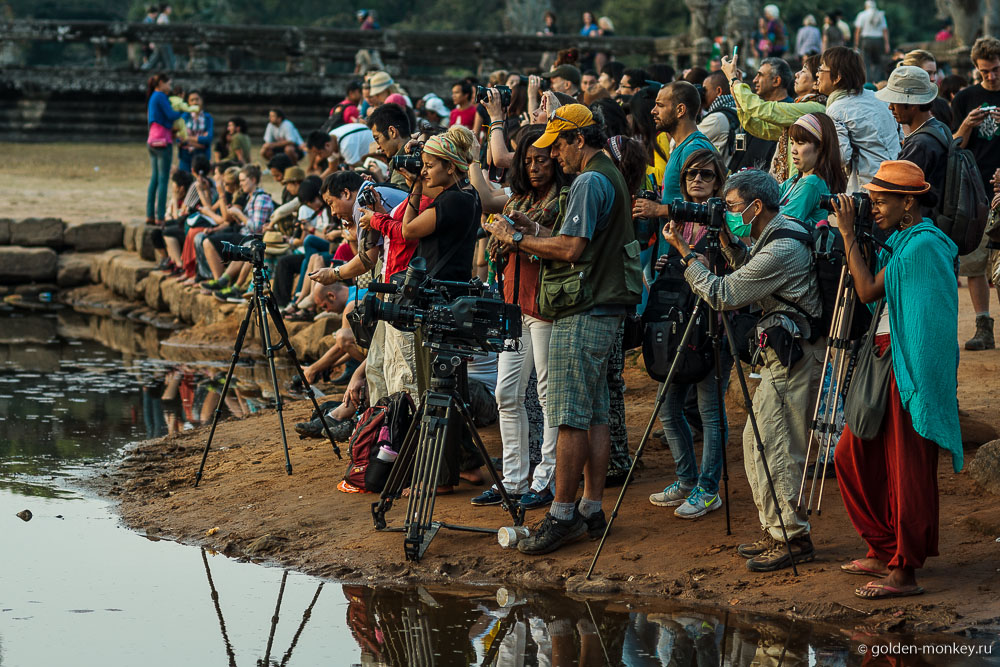 Камбоджа, туристы в Ангкор Вате на рассвете