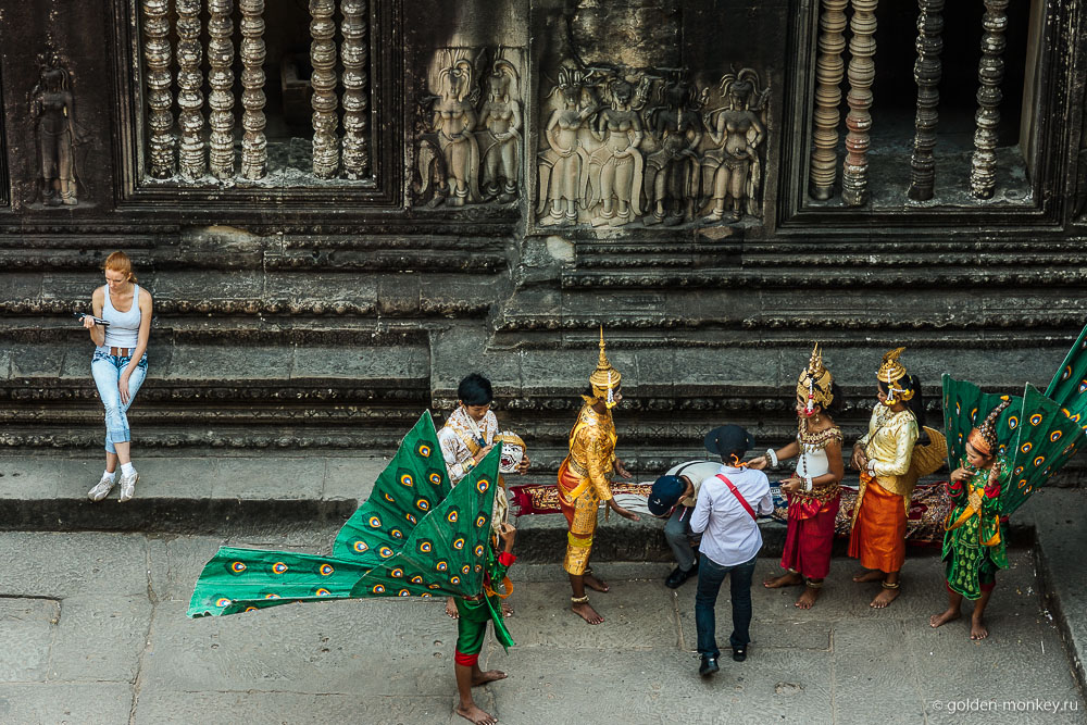 Камбоджа, дети фотографируются с туристами за деньги