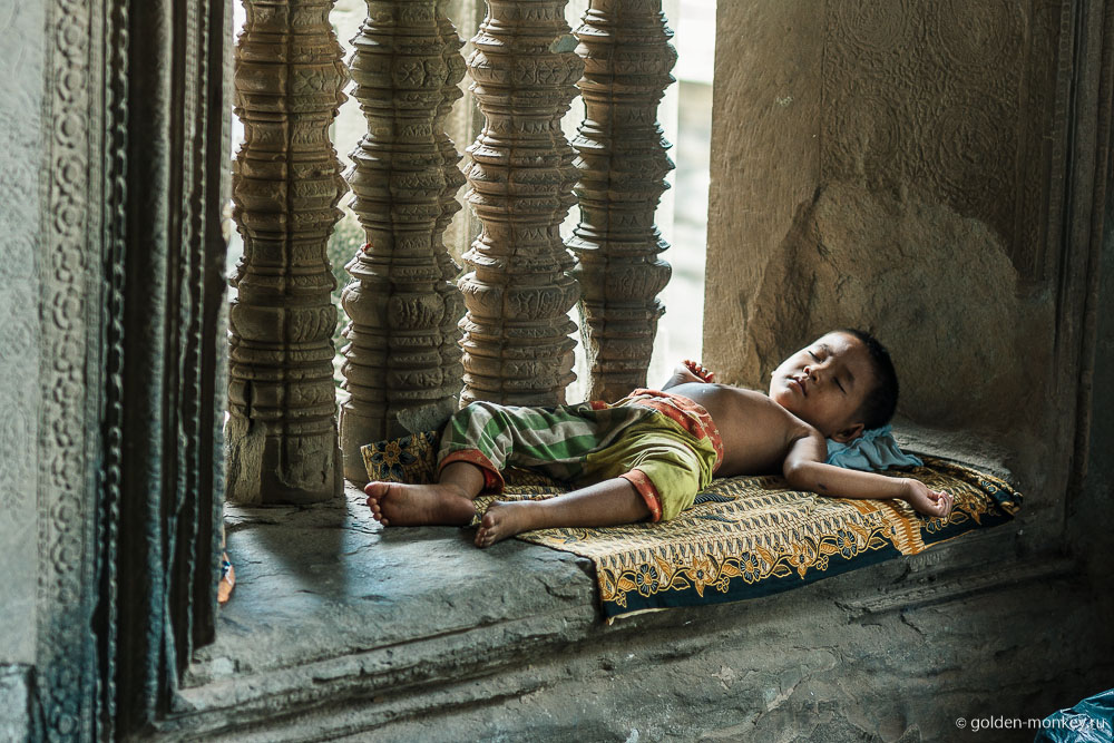 Камбоджа, камбоджийский ребенок спит в Ангкор Вате