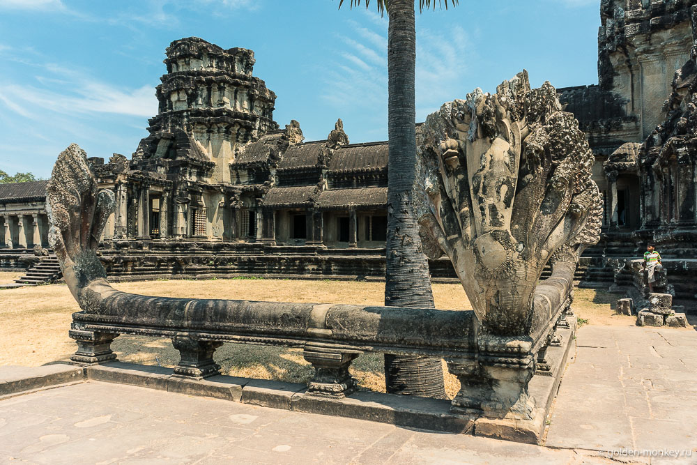 Камбоджа, змей нага в Ангкор Вате