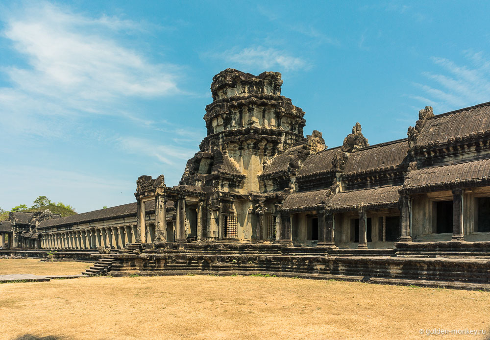 Камбоджа, галерея с барельефами в Ангкор Вате