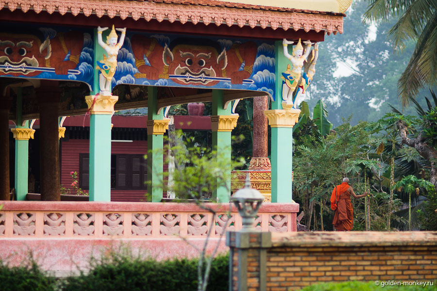 Перед стенами внутреннего двора Баконга расположился действующий буддистский монастырь. Сам по себе он не особенно любопытен, а вот блуждающие монахи в ярких одеждах как нельзя кстати оживляют пейзажи.