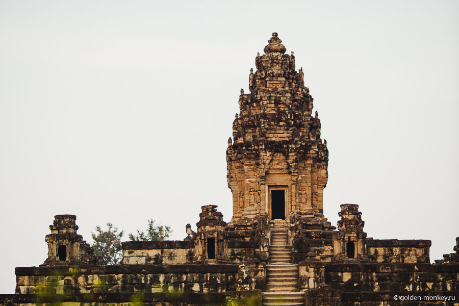 Высокая башня, расположенная на пьедестале – это воплощенная в камне идея священной горы Меру, так часто встречающаяся в Ангкоре. 