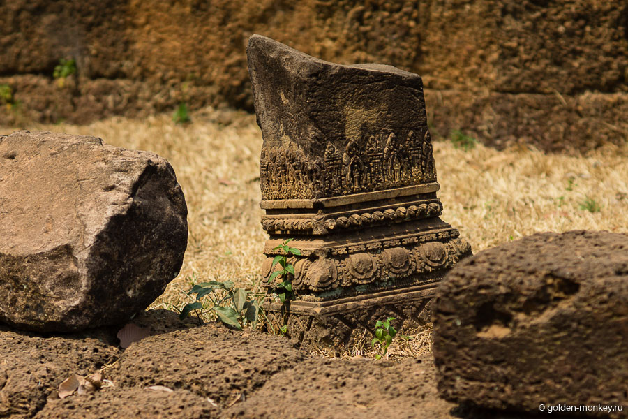 Деталь резной колонны в храме Бантей Срей, Ангкор, Камбоджа.