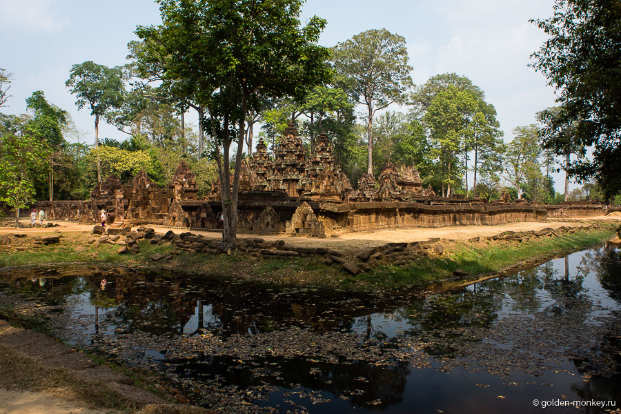 Бантей Срей не был королевским храмом, как все остальные храмы Ангкора. Он был возведен по заказу двух брахманов, обладающим в здешних местах обширными землями и не менее обширным влиянием. Кажется, они вложили в проект этого храма всю свою фантазию, во многом отойдя от привычных для того времени канонов.