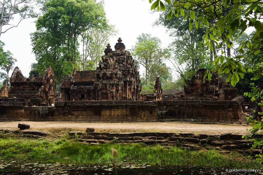 Храм Бантей Срей, вид сбоку, Ангкор, Камбоджа.