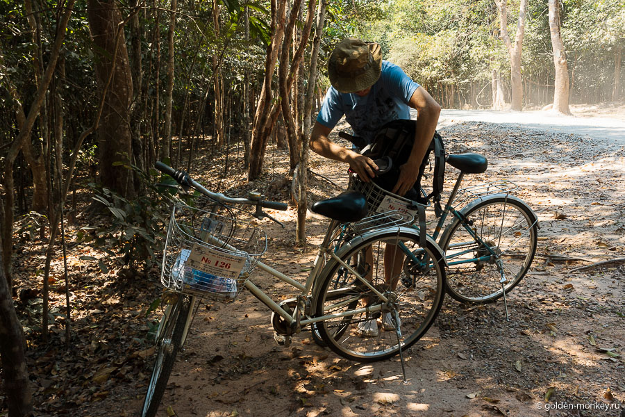 Андрюсикс и велосипеды, Ангкор, Камбоджа.
