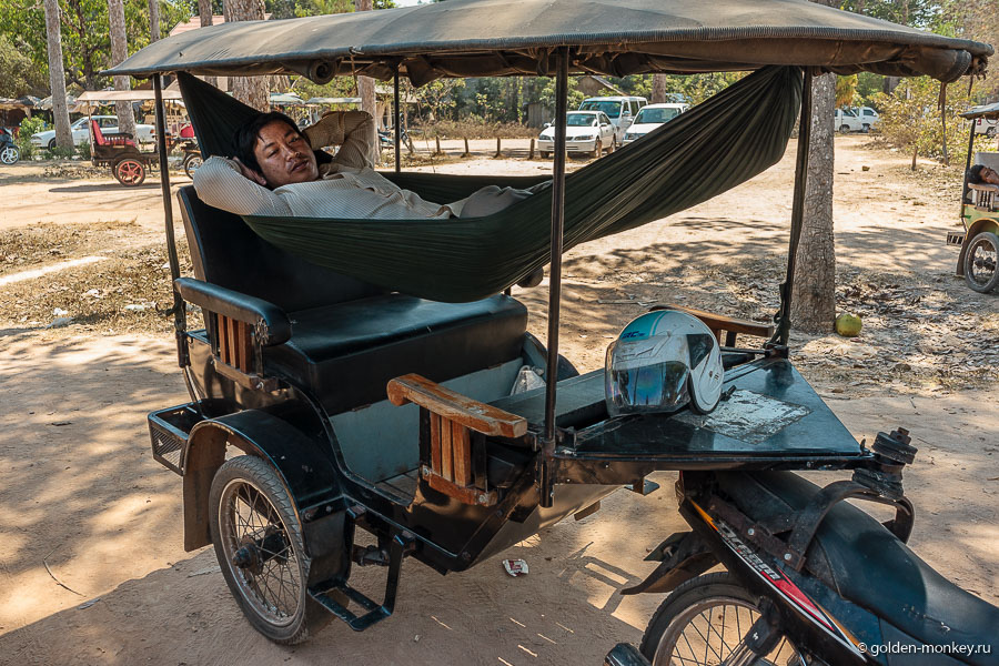 Тук-тук с водителем в Ангкоре, Камбоджа.