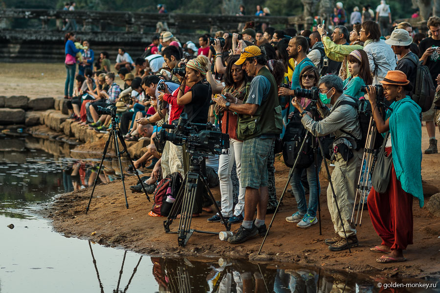 Туристы на рассвете в Ангкор Вате, Ангкор, Камбоджа.