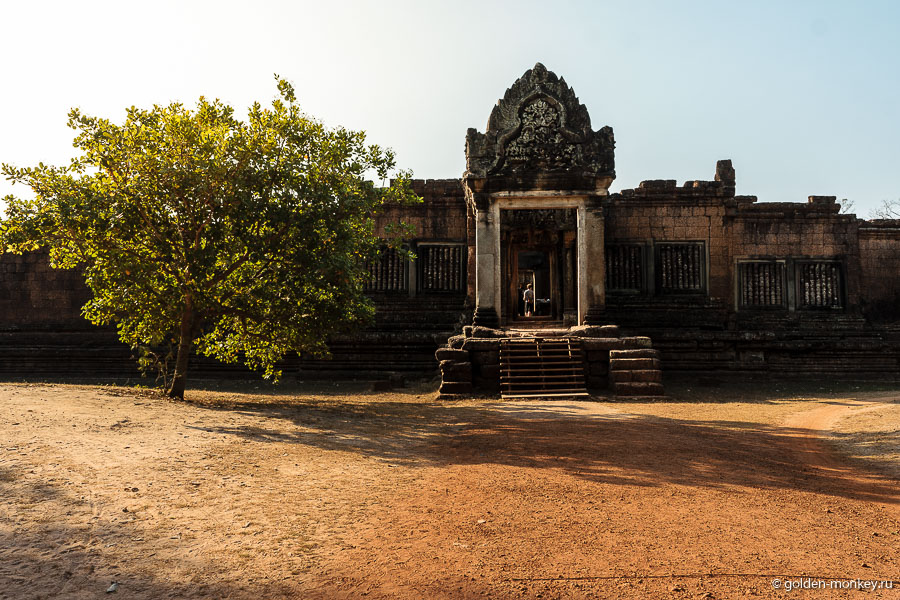 Бантей Самре – компактный, но достойный посещения храм, который порадует своих посетителей изяществом архитектуры и резьбы. 