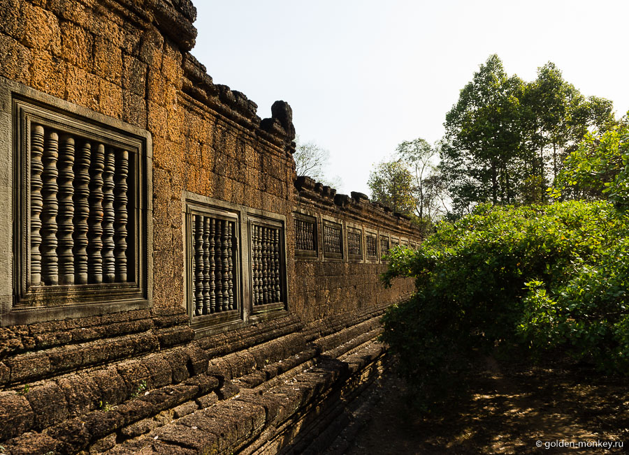 Бантей Самре был построен в классическом стиле, напоминающем стиль Ангкор Вата. Посетив оба храма, вы и сами сможете убедиться, что многие элементы сходны.