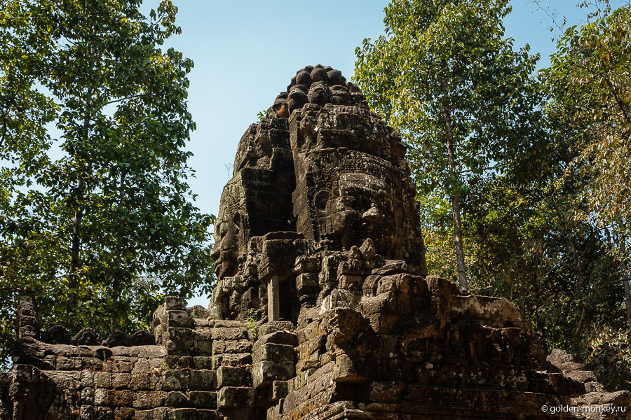 Стоит только взглянуть на украшения башен-гопур, как сразу можно догадаться, что храм построен в стиле Байон, для которого характерны каменные улыбающиеся лики, обращенные на четыре стороны света.