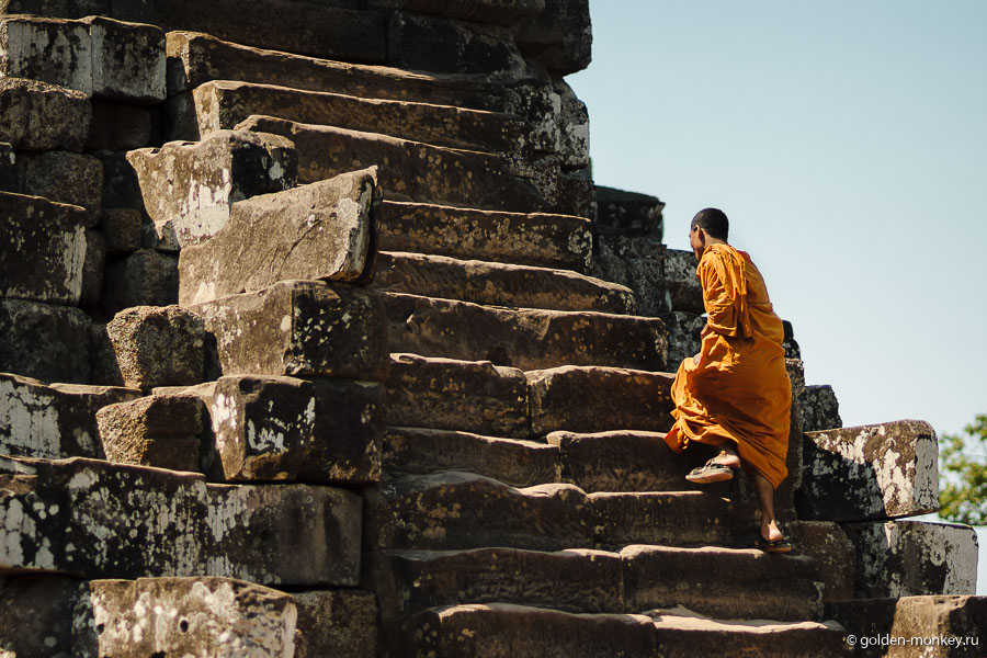 Монах на ступенях недостроенного храма Та Кео, Ангкор, Камбоджа.