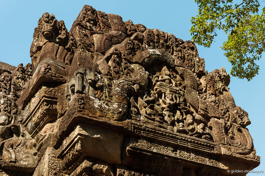 Храм декорирован неплохо сохранившимися барельефами, изображающими сцены битв, апсар и божеств.