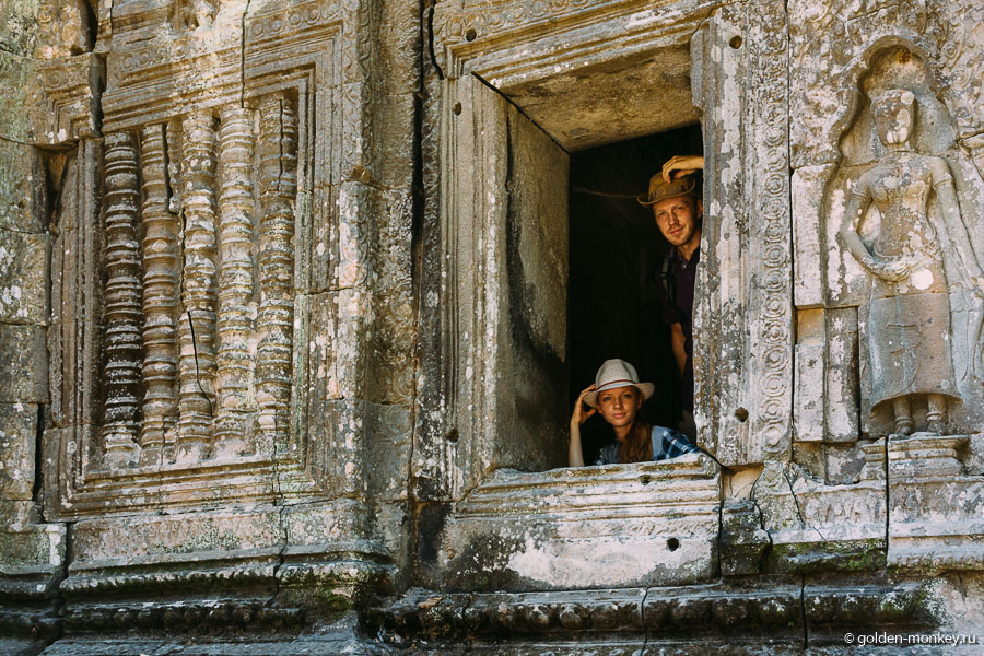 Как и в других храмах Ангкора, в Та Проме нередко встречаются изображения апсар-полубогинь, где-то танцующих, где-то смиренно стоящих. При желании можно увидеть и оживших полубогинь, став зрителем танца под тем же названием «Апсары», исполняемого молодыми ярко одетыми и не менее ярко накрашенными барышнями (мы таких видели в Ангкор Вате).