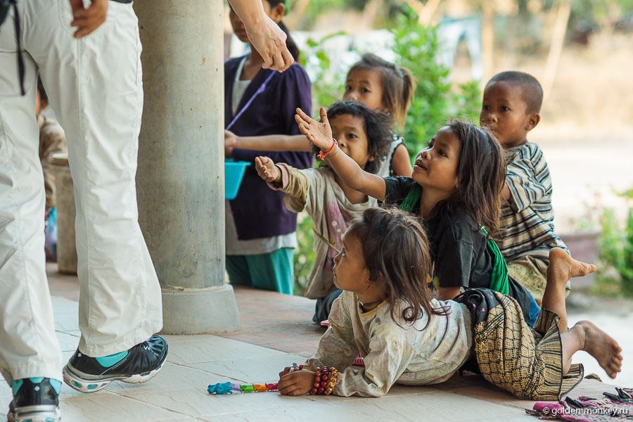 Дети в Ангкоре, выпрашивающие деньги у туристов.
