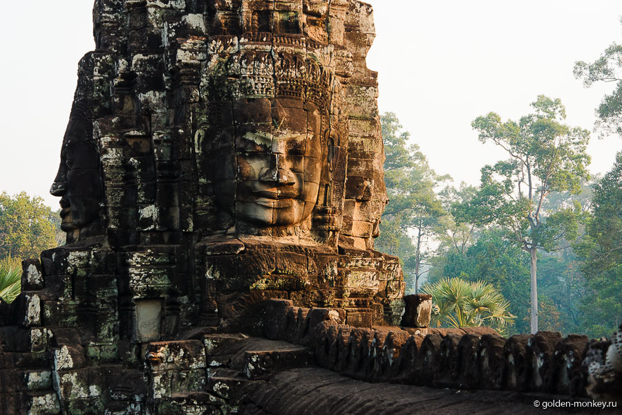 Одна из многоликих башен храма Байон, Ангкор, Камбоджа.